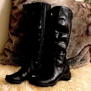 Black fake Leather (not real leather) but real cute! Size 6.5